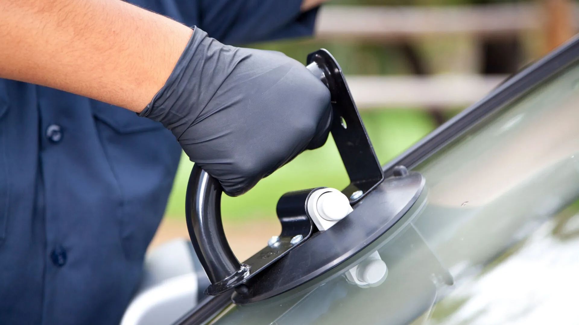 When to Seek Auto Glass Repair 