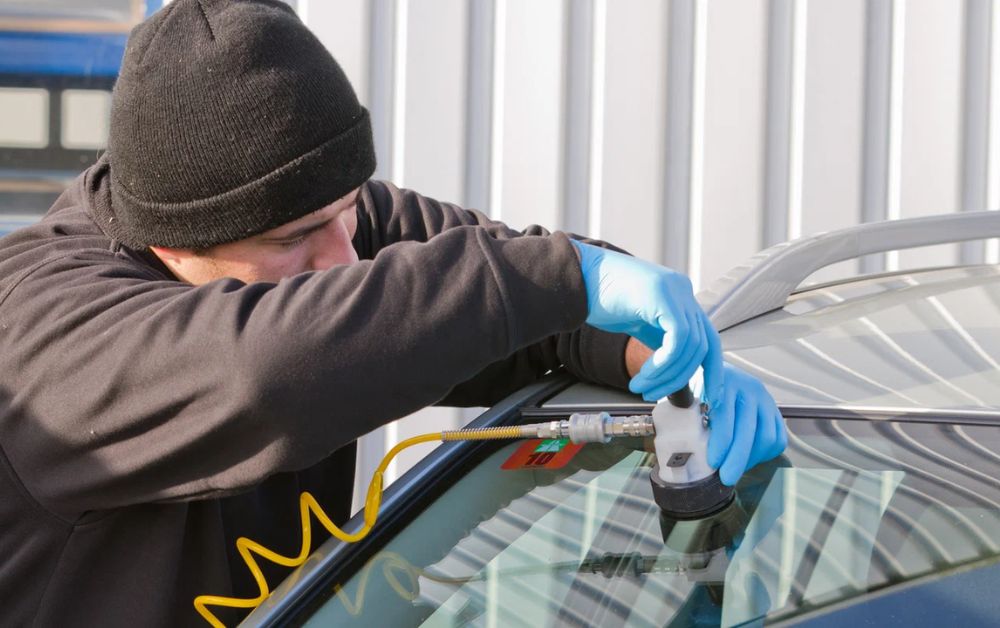 How Do You Choose a Reliable Auto Glass Repair Service?