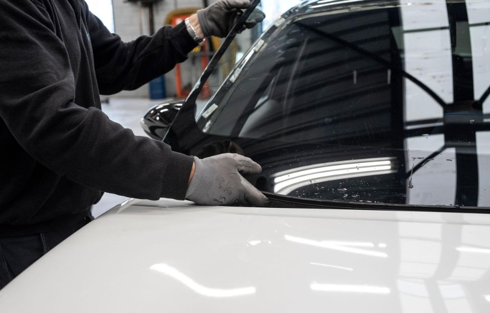 Understanding Auto Glass Insurance Claims in Abu Dhabi