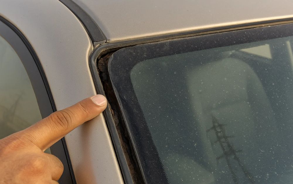 The Impact of Abu Dhabi's Climate on Windshields