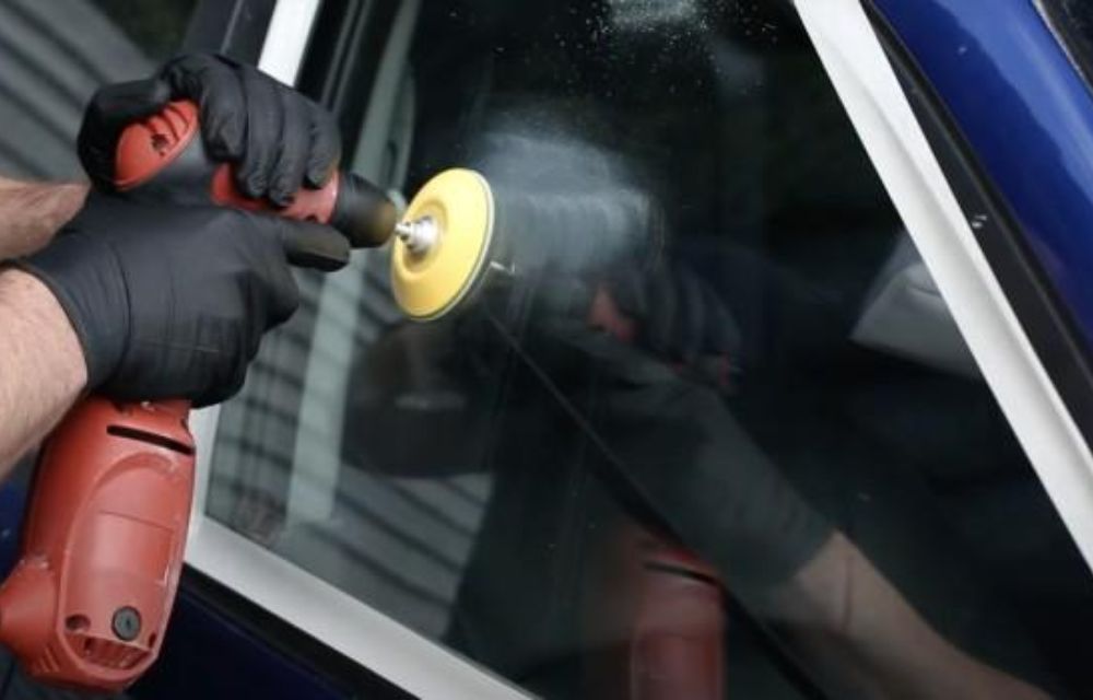Clear Views Ahead: Simple Solutions for Removing Scratches from Car Windows