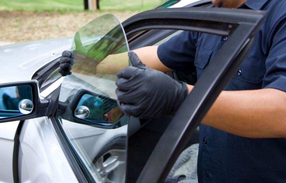 How Do Professionals Repair or Replace Car Glass?